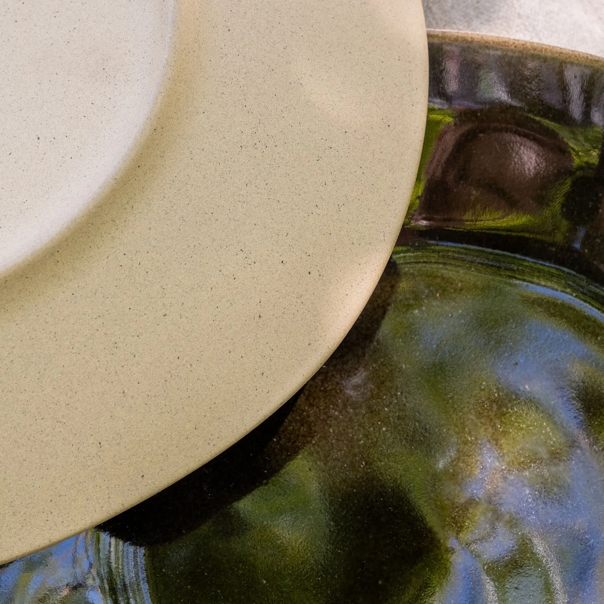 Assiette à dessert organique en grès D21cm - vert cèdre