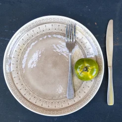 Assiette plate à motifs en grès D26,6cm - beige alpilles