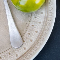 Assiette plate à motifs en grès D26,6cm - beige alpilles