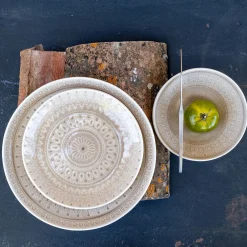 Assiette plate à motifs en grès D26,6cm - beige alpilles