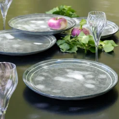 Assiette plate à rayures en grès D27,5cm - bleu calaluna