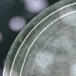 Assiette plate à rayures en grès D27,5cm - bleu calaluna