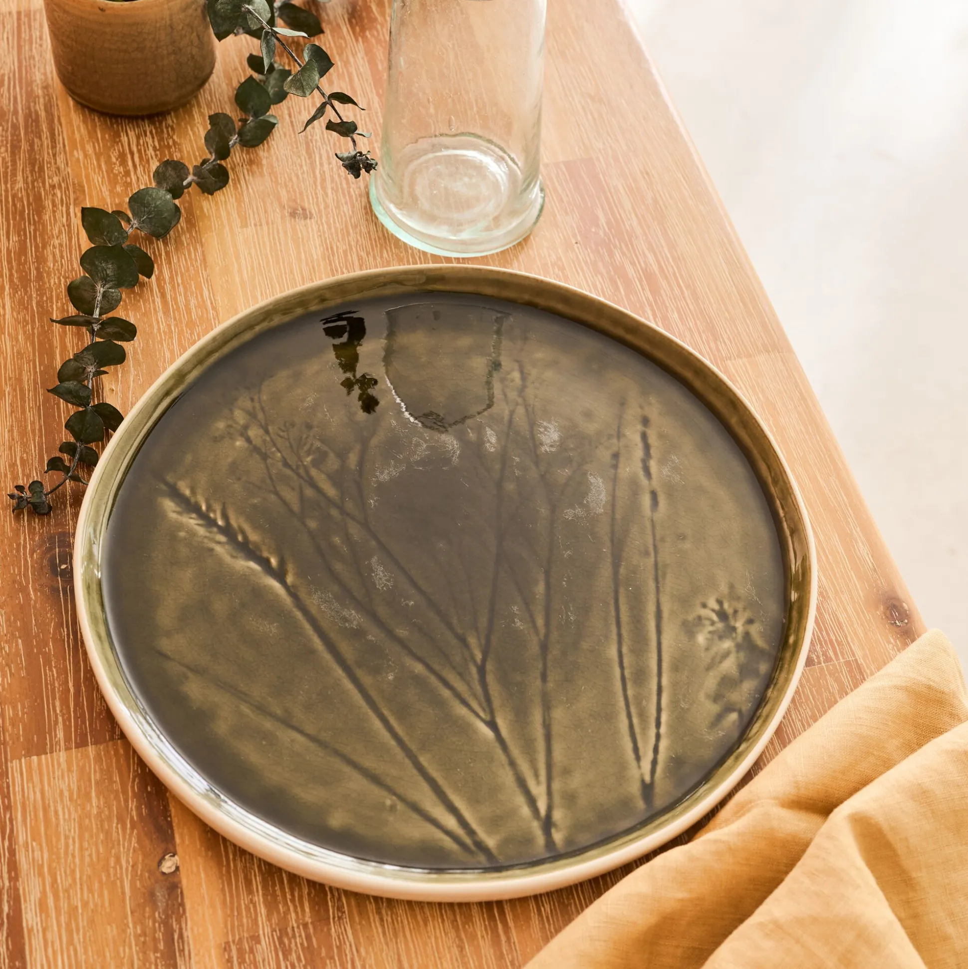 Assiette plate impressions végétales en grès D26cm - vert avocado