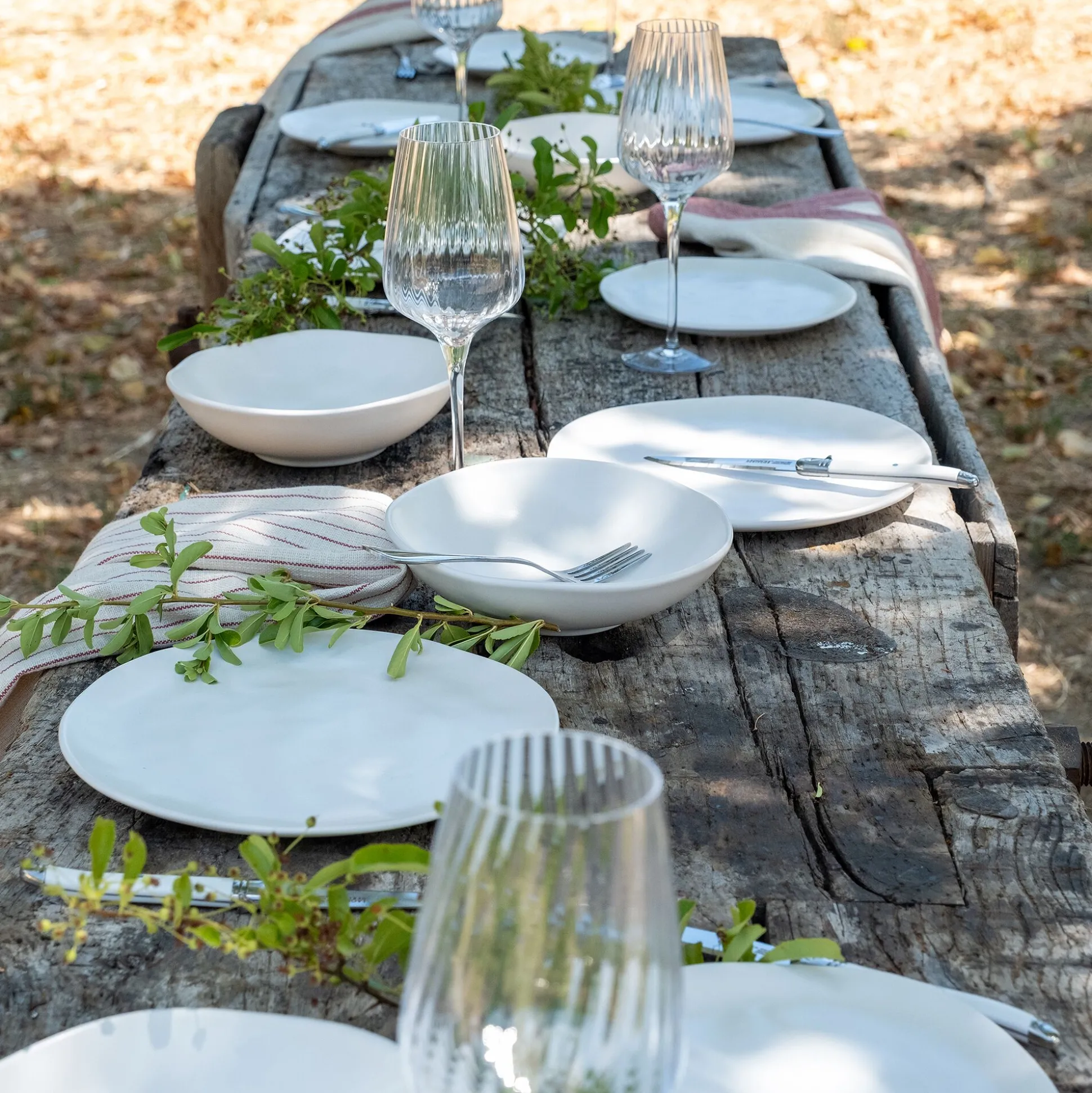Assiette plate ondulée en faïence D26cm - blanc ventoux