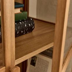 Bibliothèque en chêne et verre - bois clair