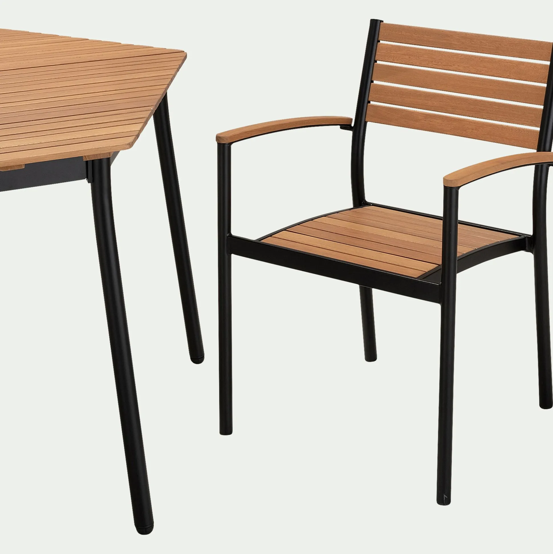 Chaise de jardin empilable avec accoudoirs en aluminium et eucalyptus - bois clair