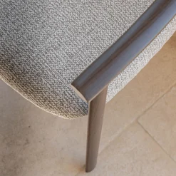 Chaise de repas avec accoudoirs en tissu et acier - gris