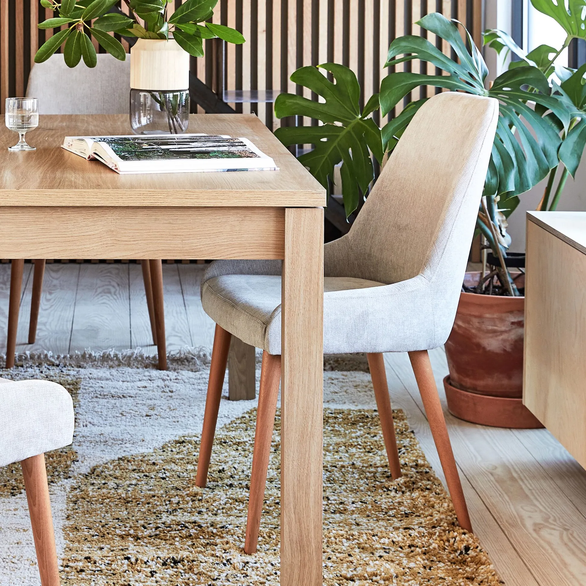 Chaise en tissu effet velours et piètement naturel - beige