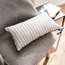 Coussin à rayures brodées en coton 30x50cm - noir et blanc