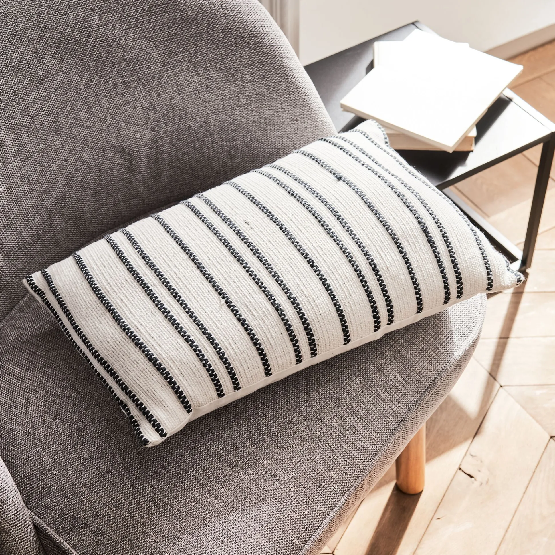 Coussin à rayures brodées en coton 30x50cm - noir et écru