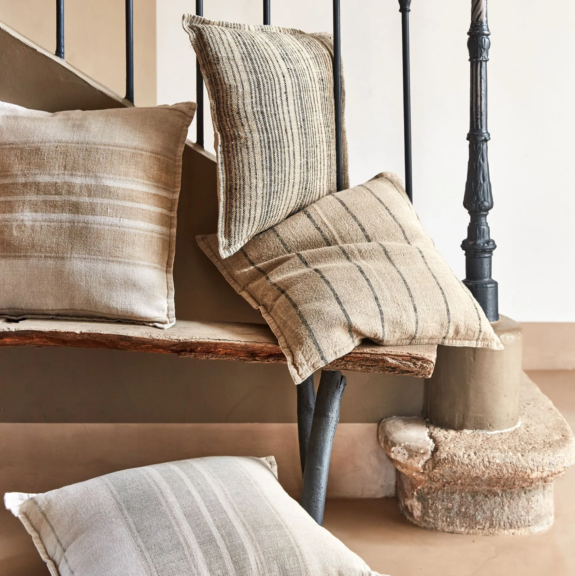 Coussin à rayures en lin 65x65cm - beige