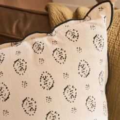 Coussin en coton motif amande finition point bourdon noir 45x45cm - vert