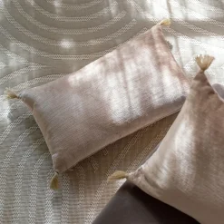 Coussin en velours de coton finition pompons 30x50cm - beige