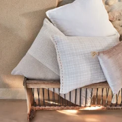 Coussin en velours de coton finition pompons 30x50cm - beige