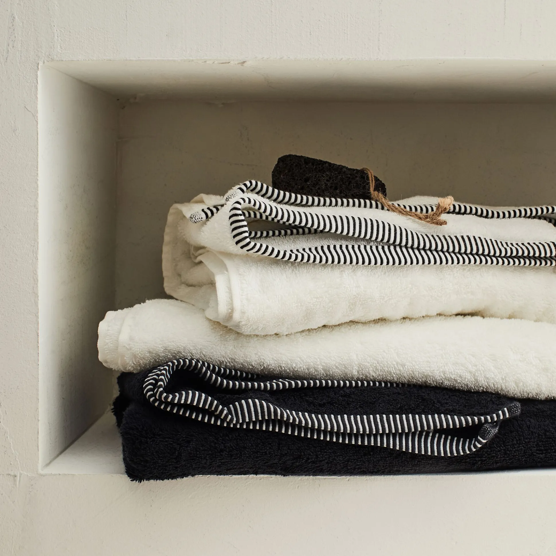 Drap de douche brodé en coton - noir 70x140cm