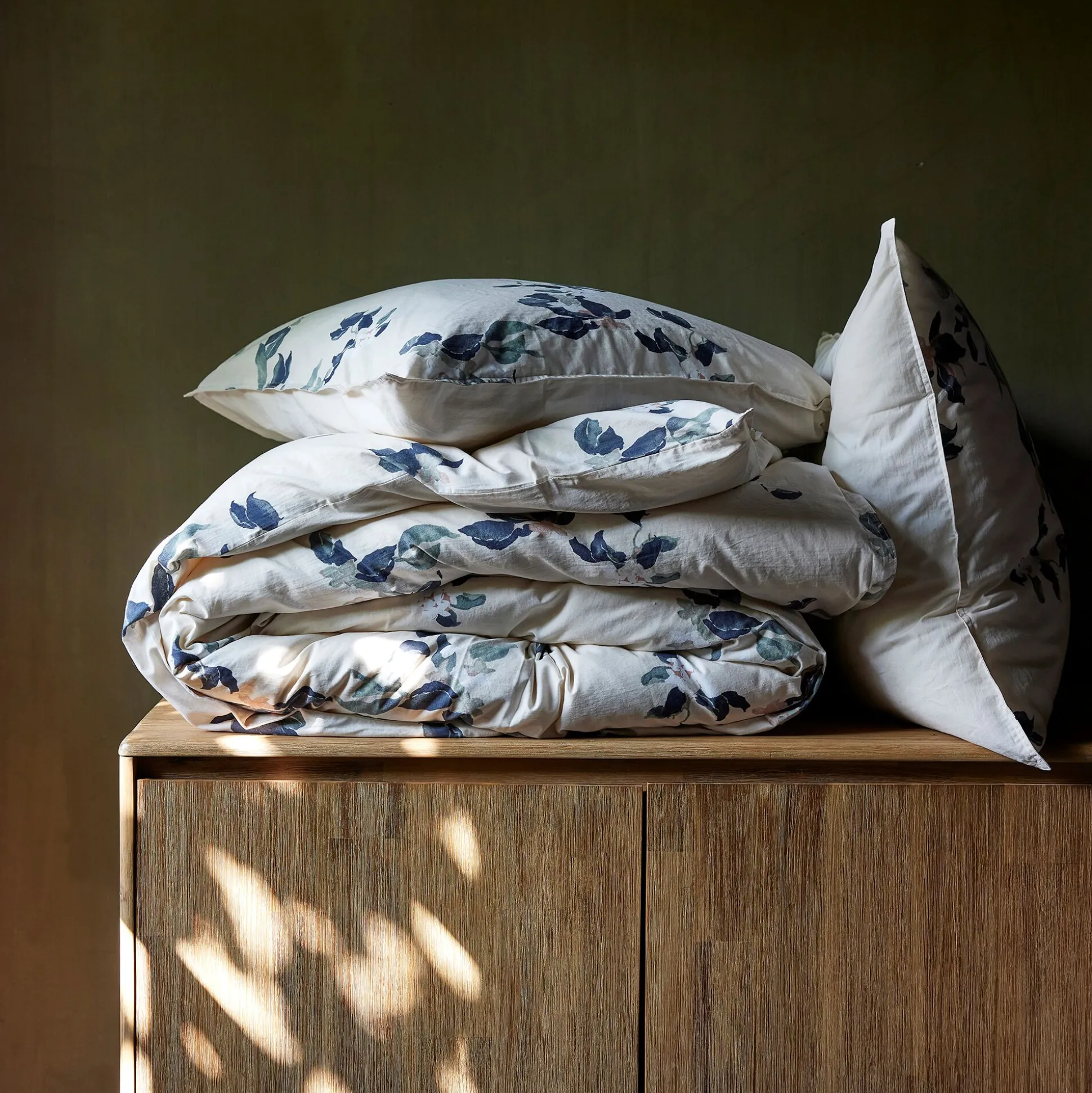 Housse de couette 240x220cm et 2 taies d'oreiller 63x63cm en coton lavé à motif floral - blanc