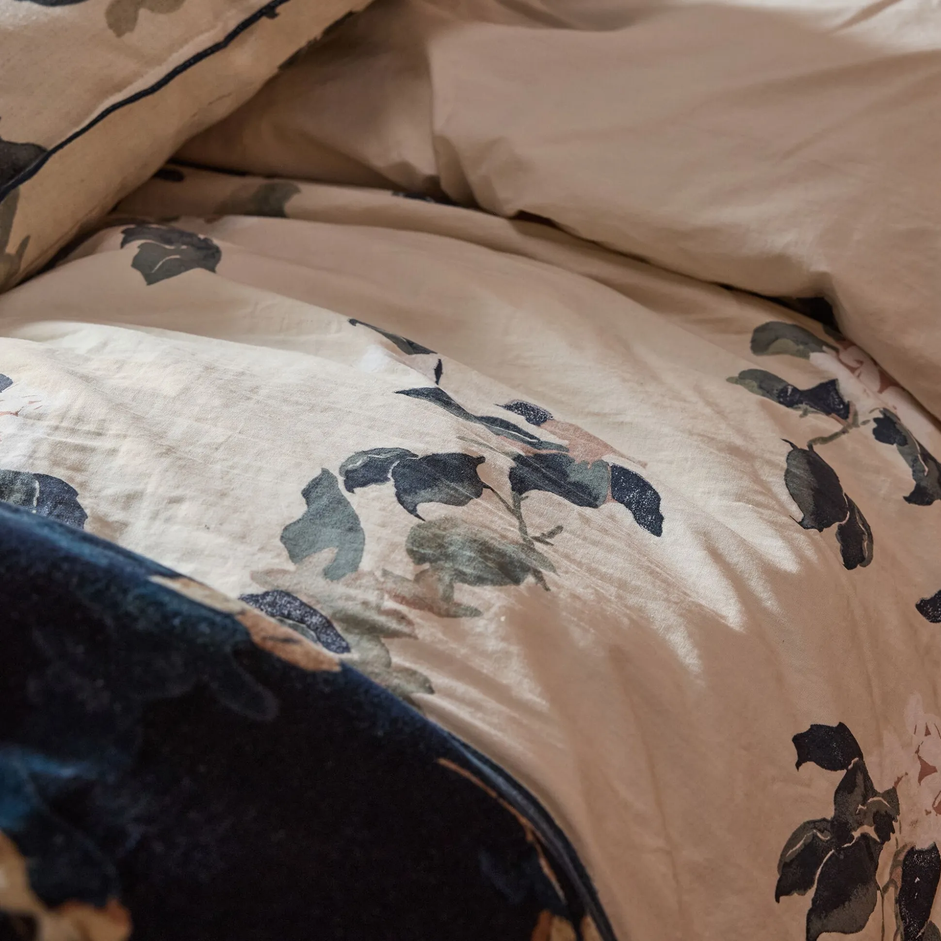 Housse de couette 240x220cm et 2 taies d'oreiller 63x63cm en coton lavé à motif floral - blanc