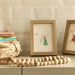 Illustration encadrée motif Sarah en robe verte 12x17cm - bois clair