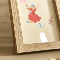 Illustration encadrée motif Sarah en robe rouge 12x17cm - bois clair