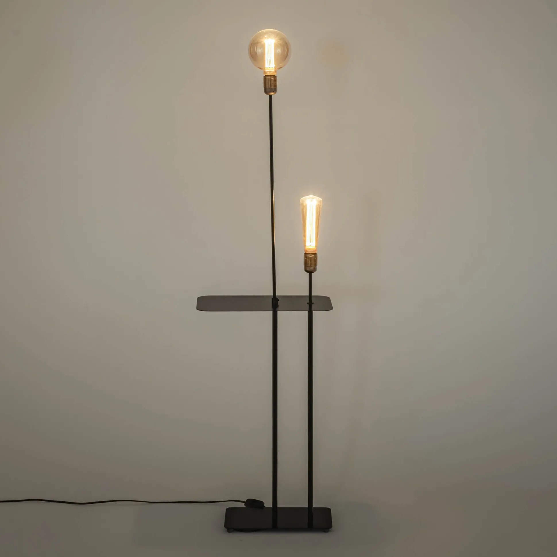 Lampadaire en métal H135cm - noir