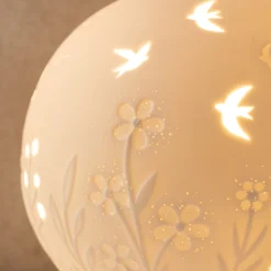 Lampe à poser électrifiée forme globe ajouré en porcelaine D16cm - blanc