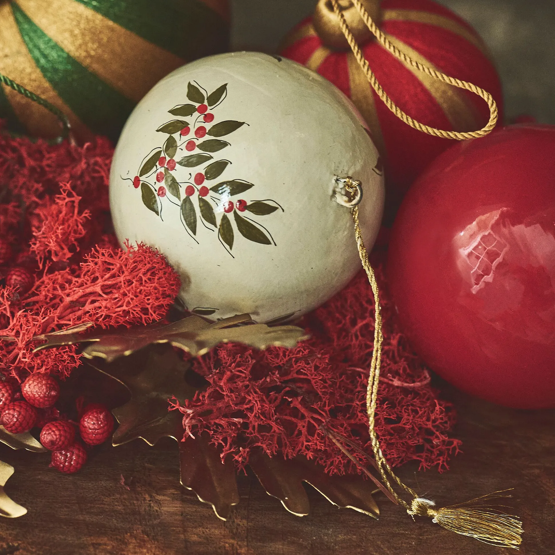 Lot de 6 boules de Noël en papier mâché motif houx peint main D7cm - blanc