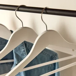 Lot de 5 cintres en bois - gris