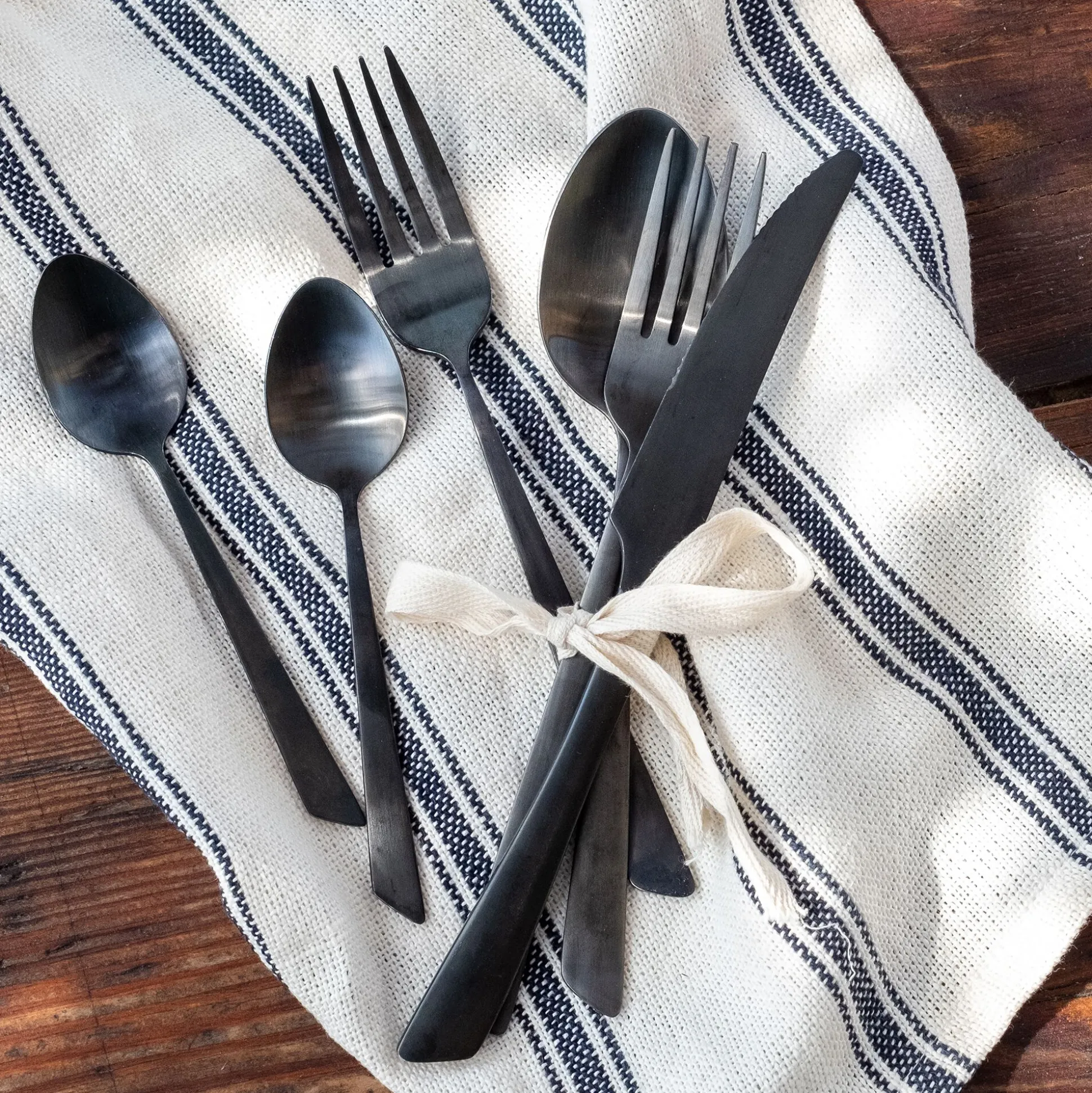 Ménagère 16 pièces noire