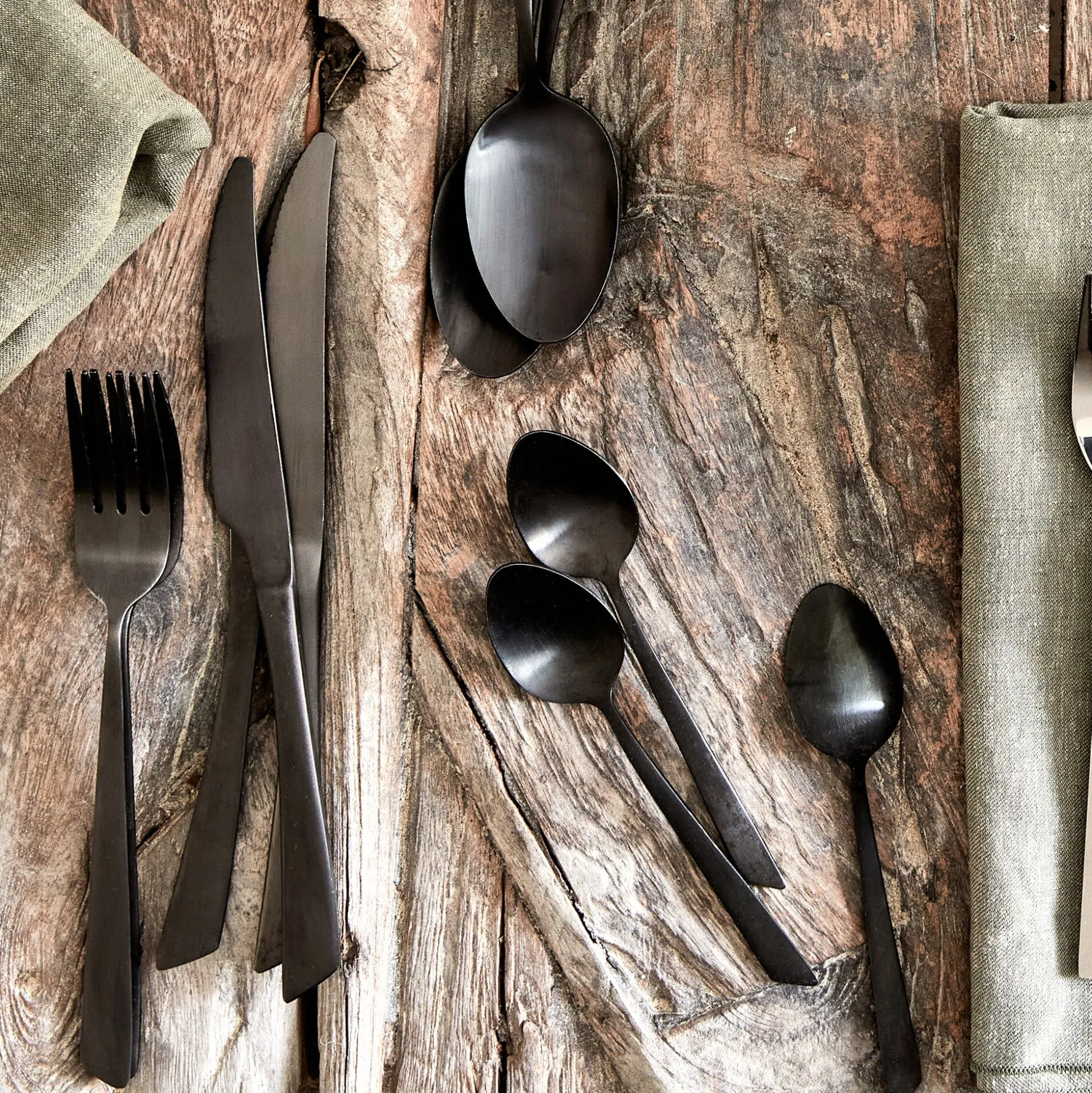 Ménagère 16 pièces noire