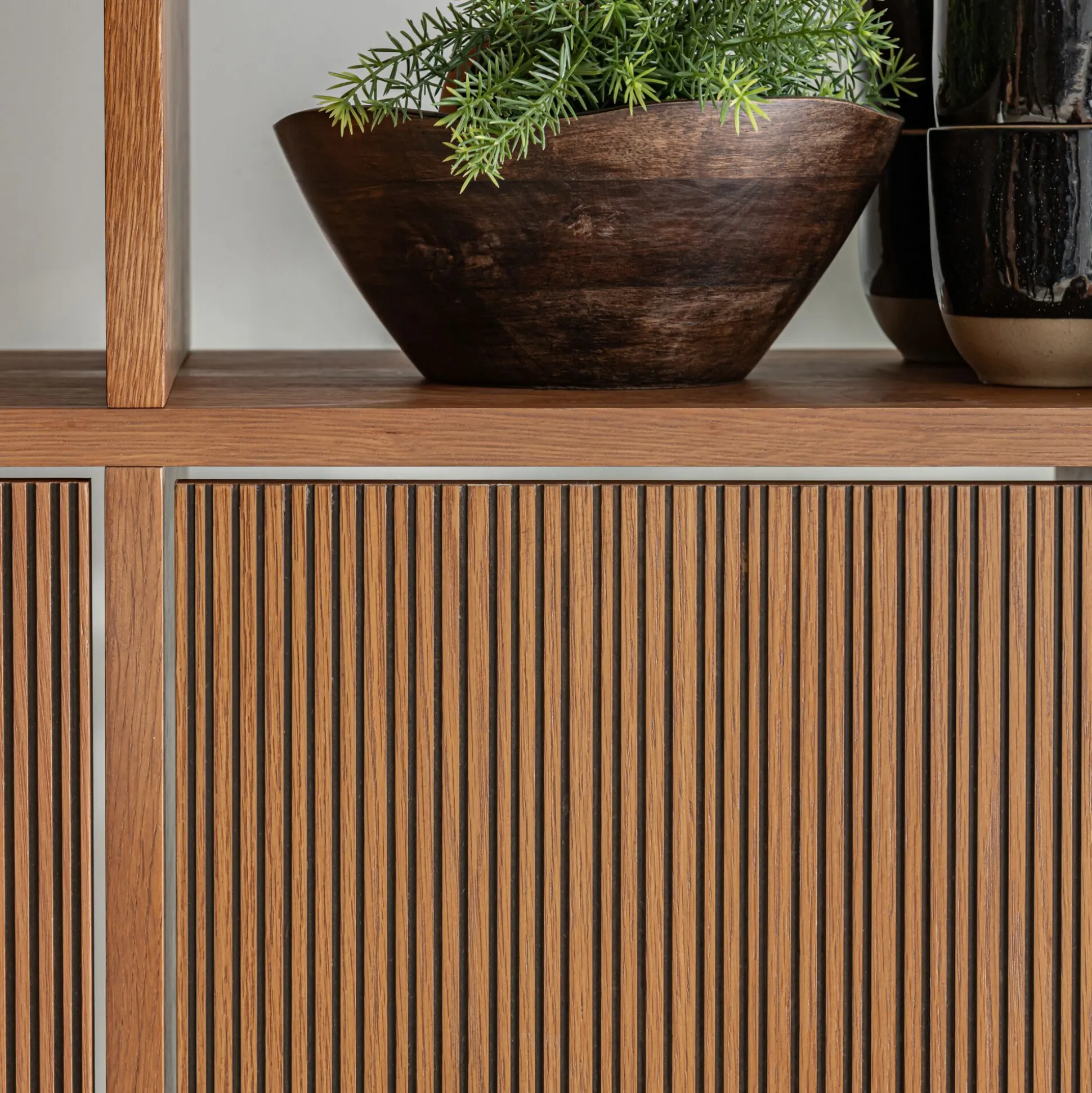 Porte en chêne strié avec fond - bois foncé