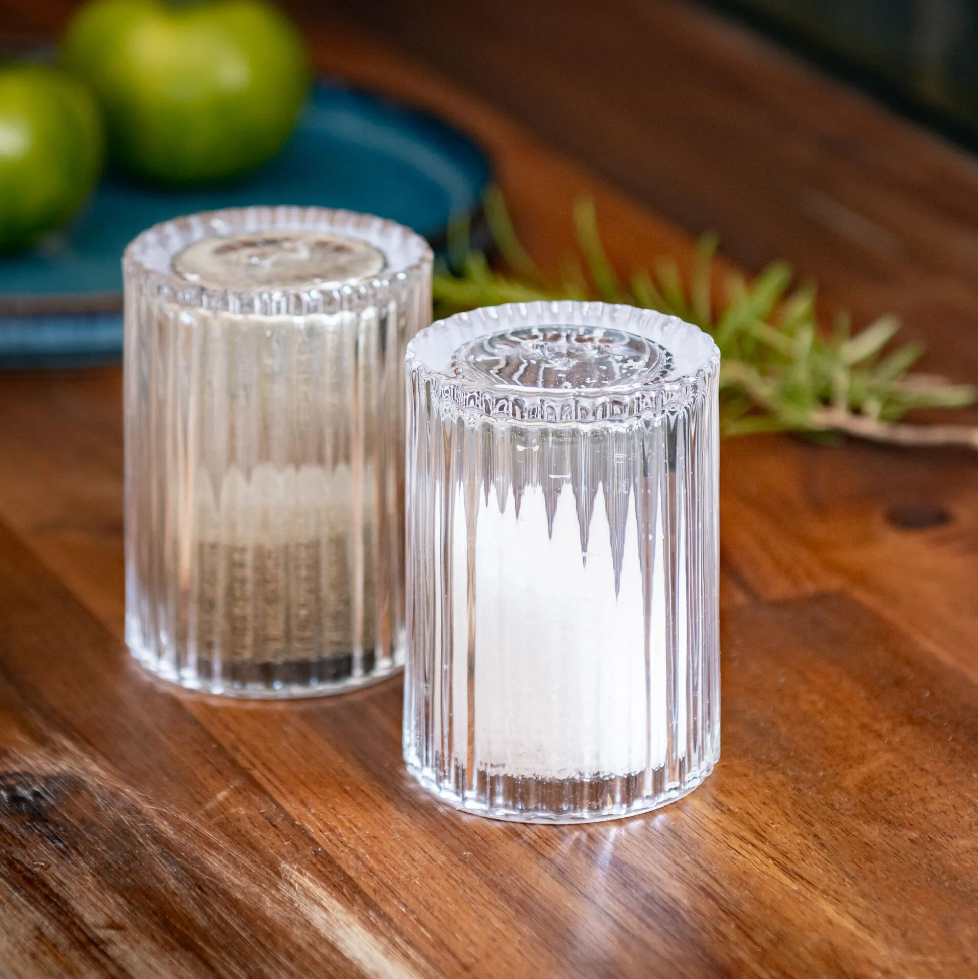 Set de salière et poivrière en verre côtelé - transparent H8cm