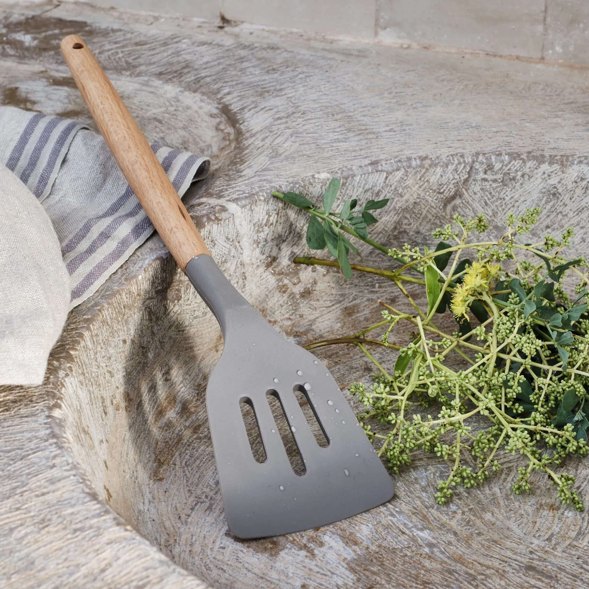 Spatule plate ajourée en bois et silicone - brun terre ombre
