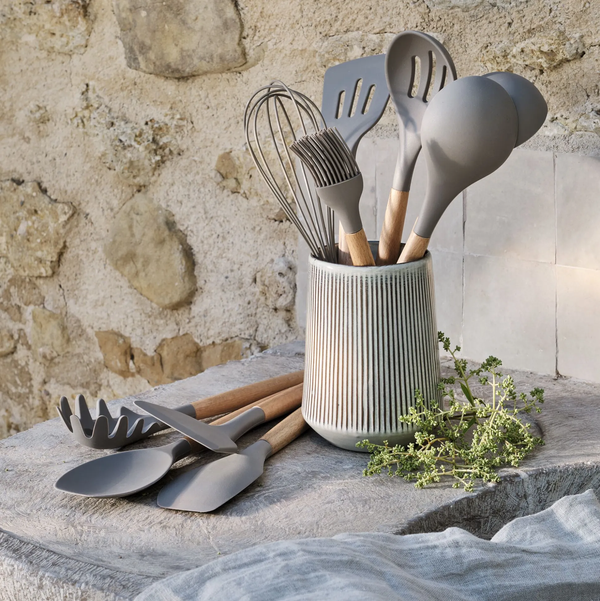 Spatule plate ajourée en bois et silicone - brun terre ombre