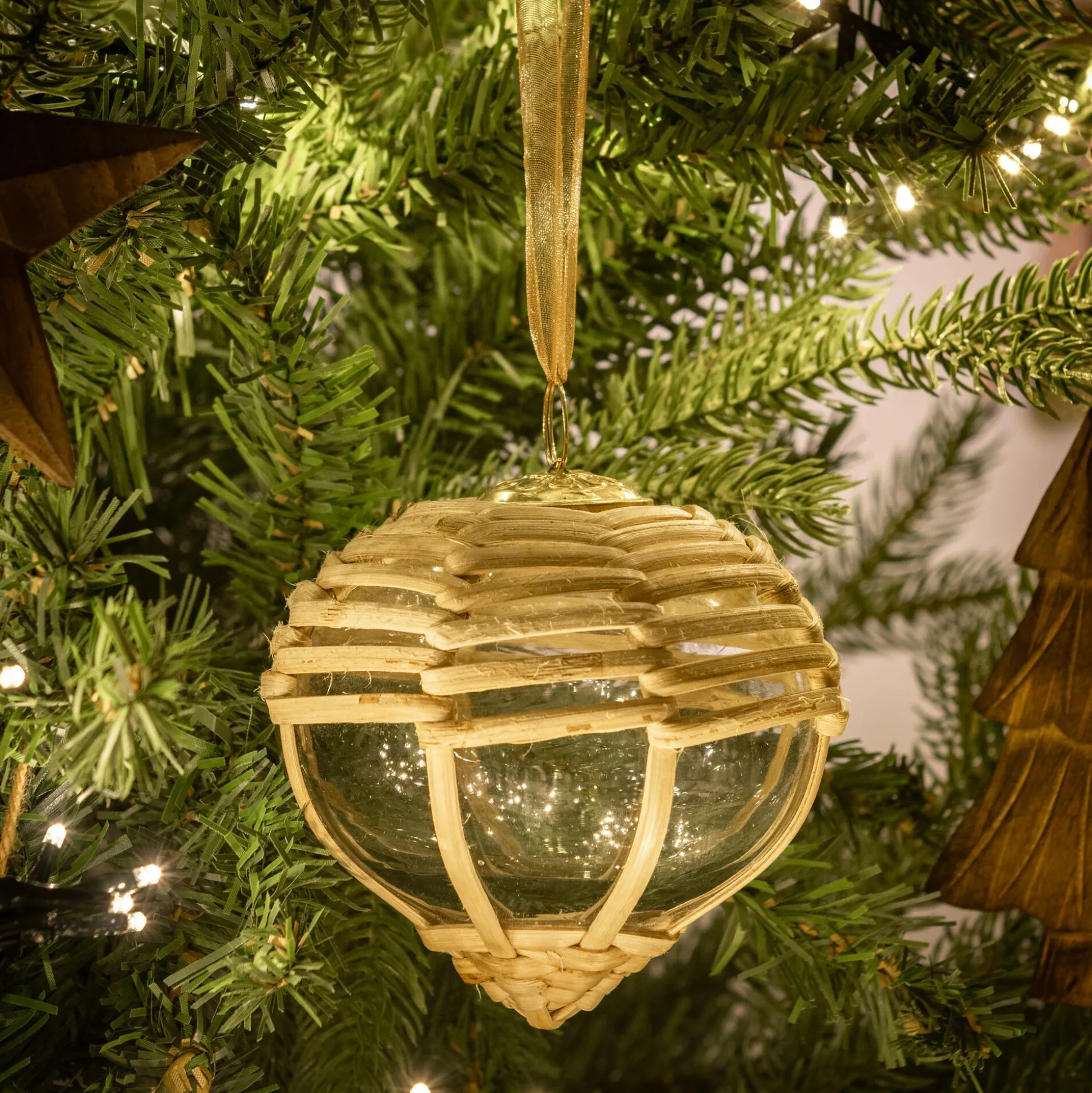 Suspension de Noël en verre tressé de rotin D10cm - naturel