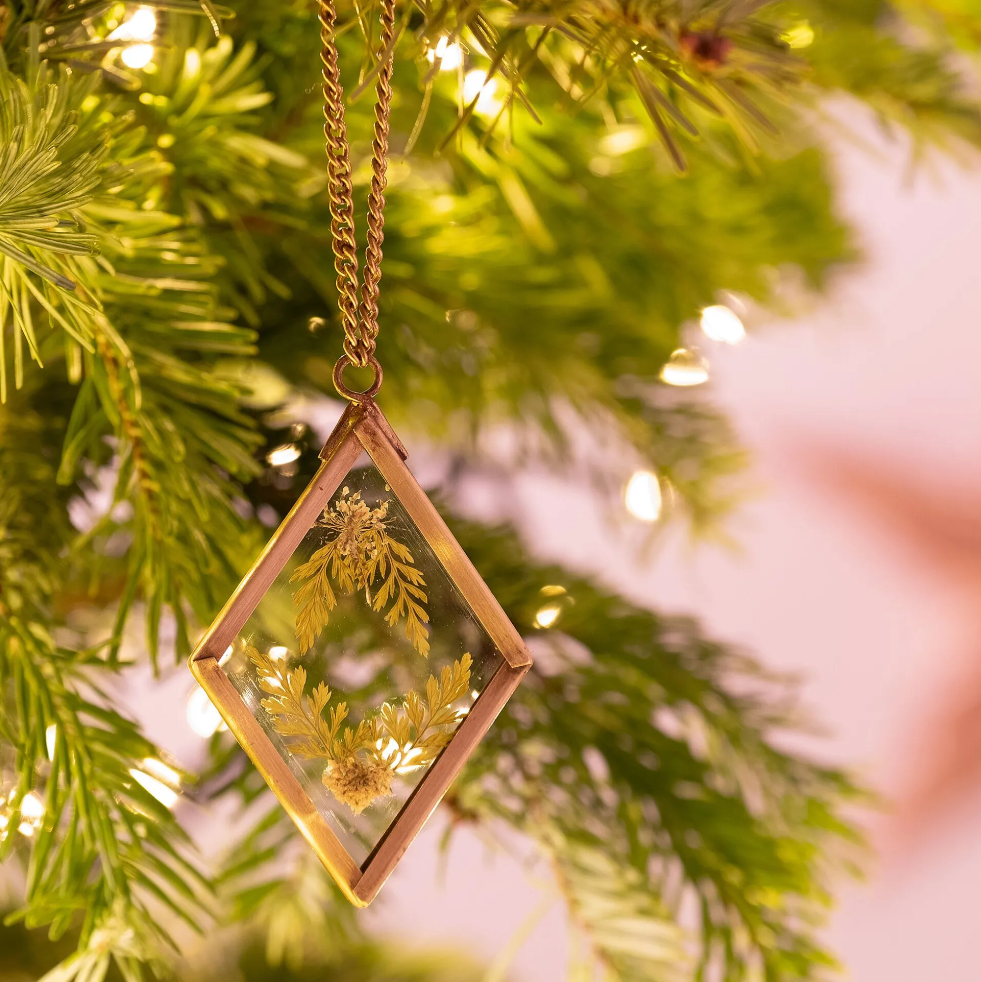 Suspension de Noël en verre et laiton avec fleurs séchées H5cm - doré