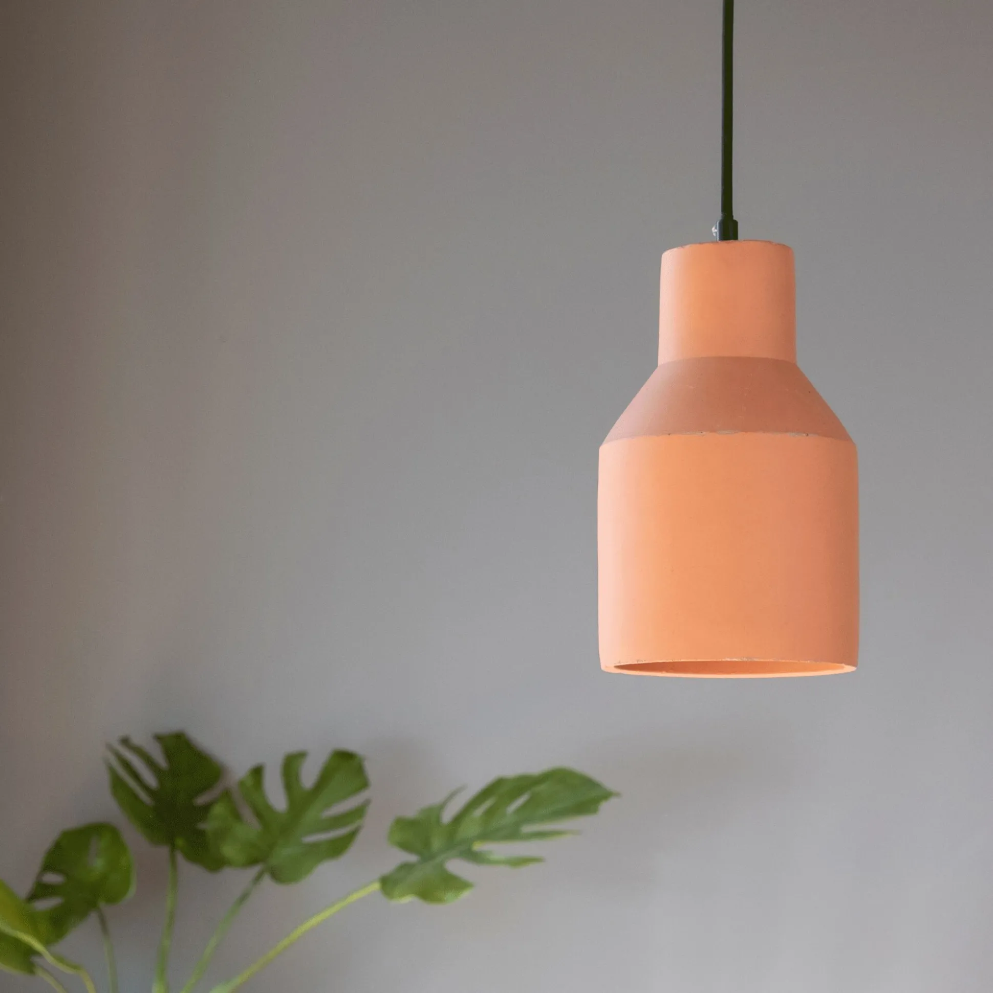 Suspension électrifiée E27 en ciment H25,5cm - rose argile