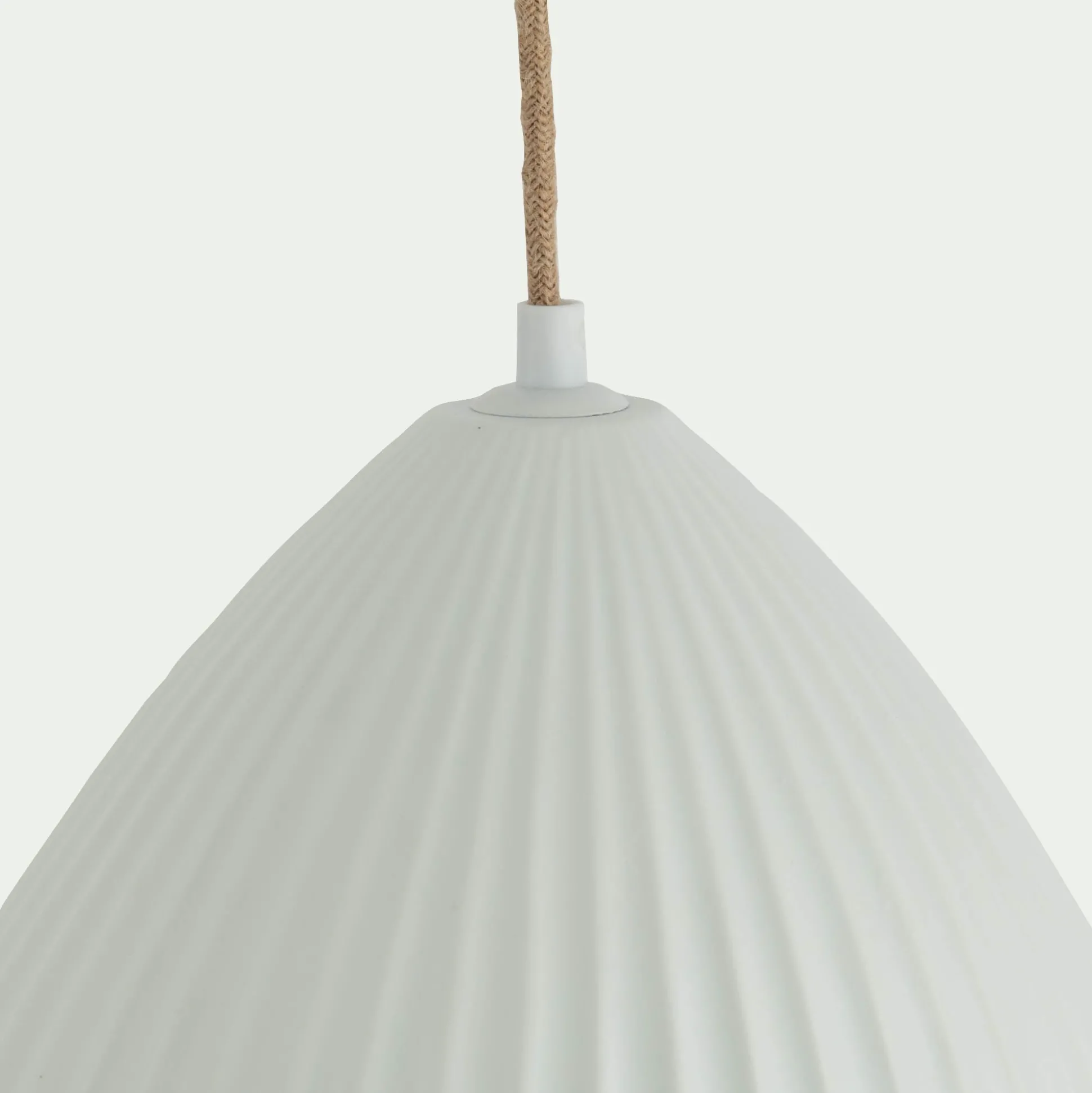 Suspension électrifiée en porcelaine striée D29,3cm - blanc