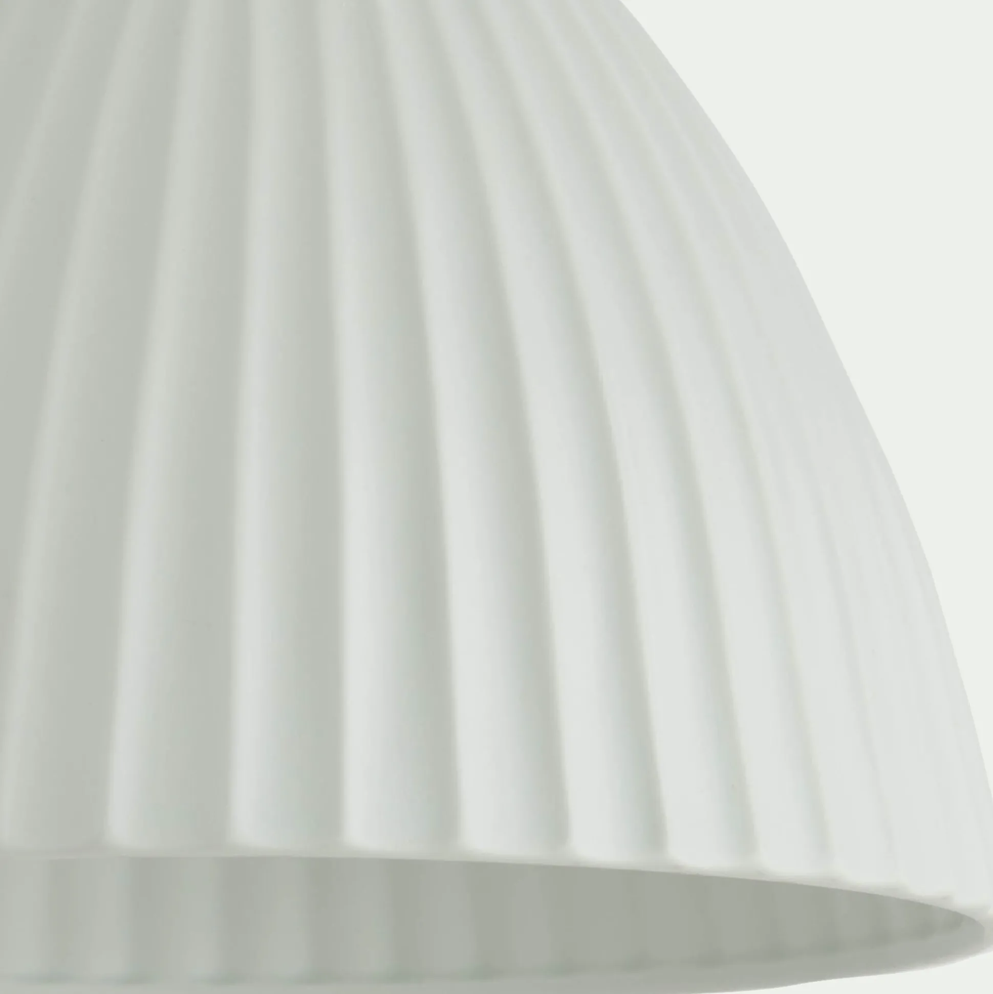 Suspension électrifiée en porcelaine striée D29,3cm - blanc