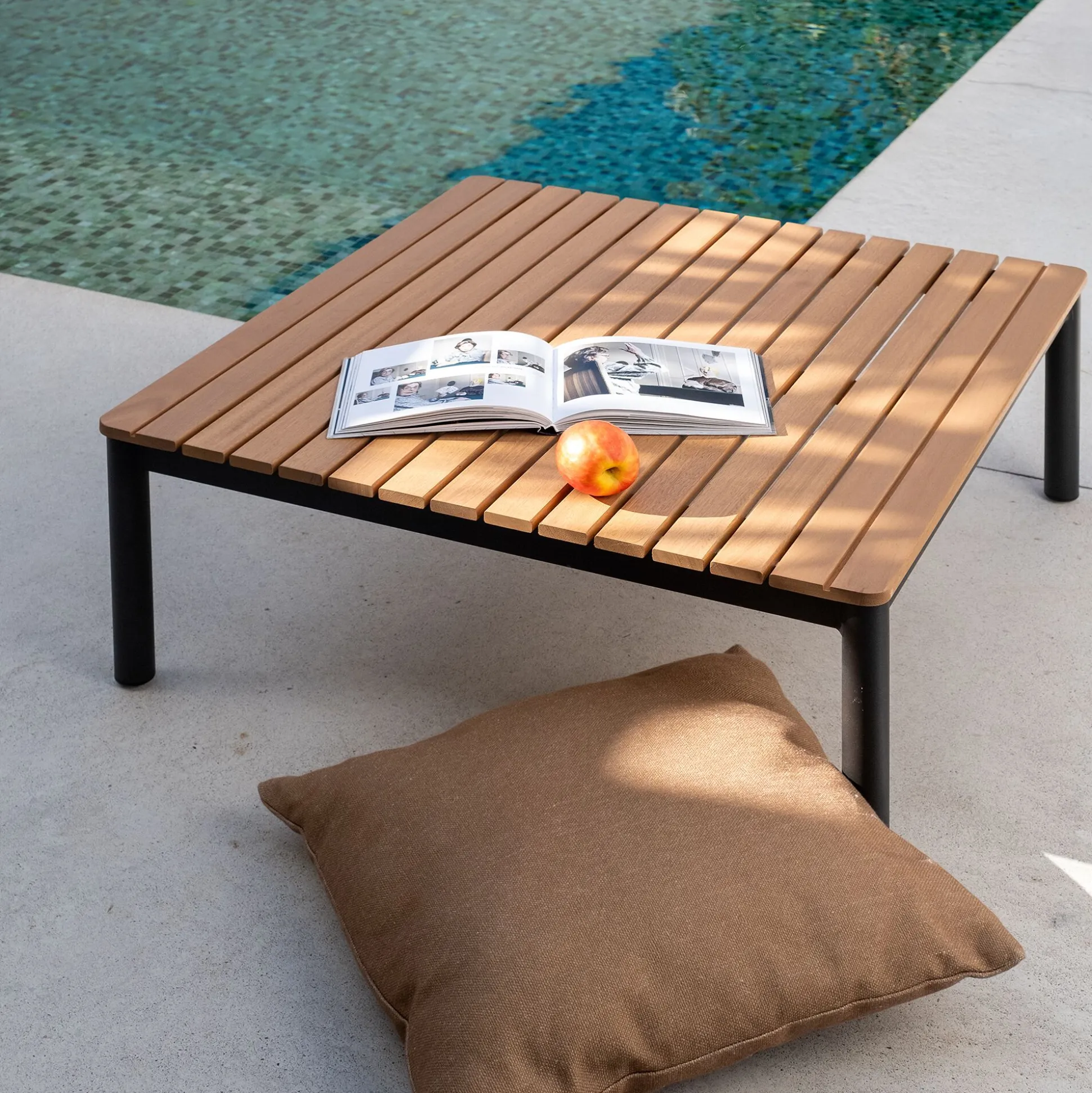 Table basse de jardin carrée en eucalyptus - bois clair