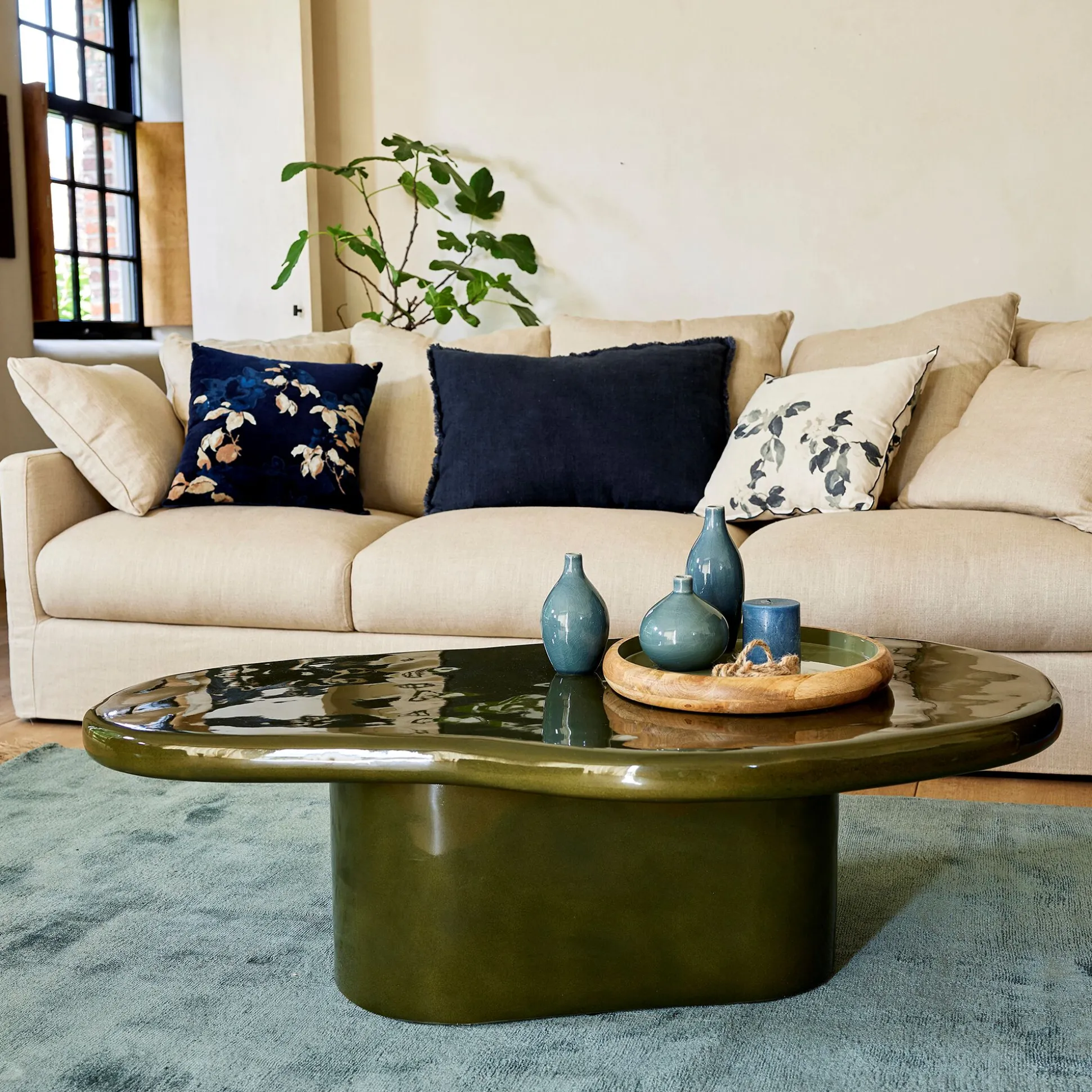 Table basse organique en béton L115cm - vert cèdre