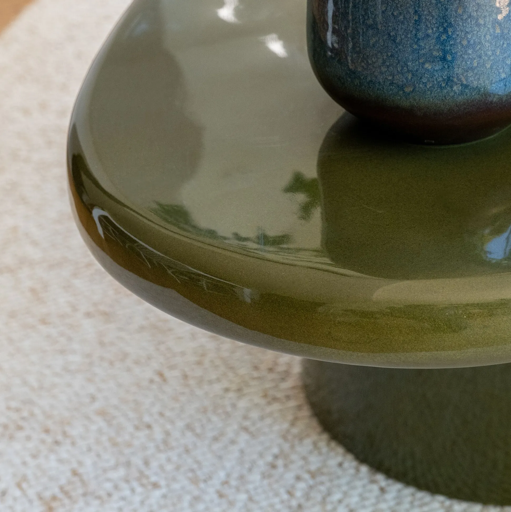 Table basse organique en béton L115cm - vert cèdre