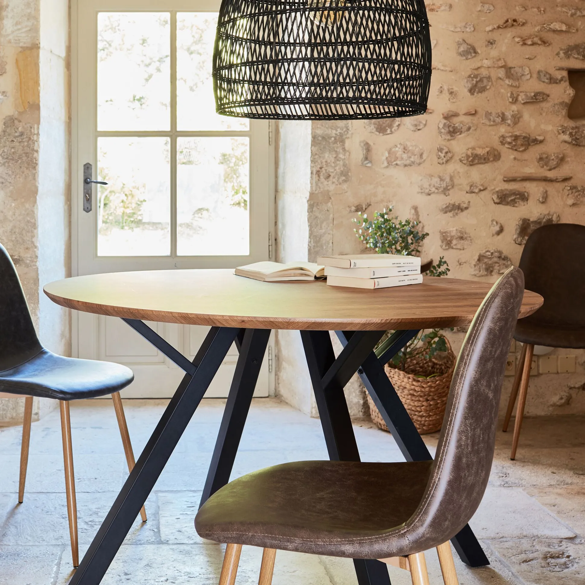 Table de repas ronde effet chêne - bois foncé (4 places)