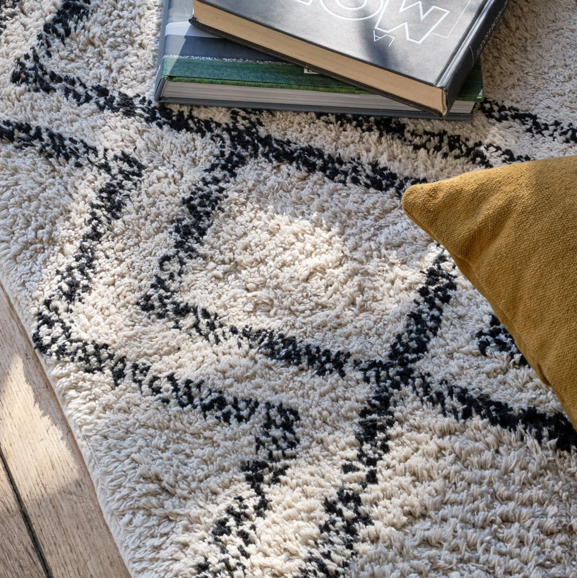 Tapis en coton à motif inspiration berbère - blanc écru et noir 140x200cm