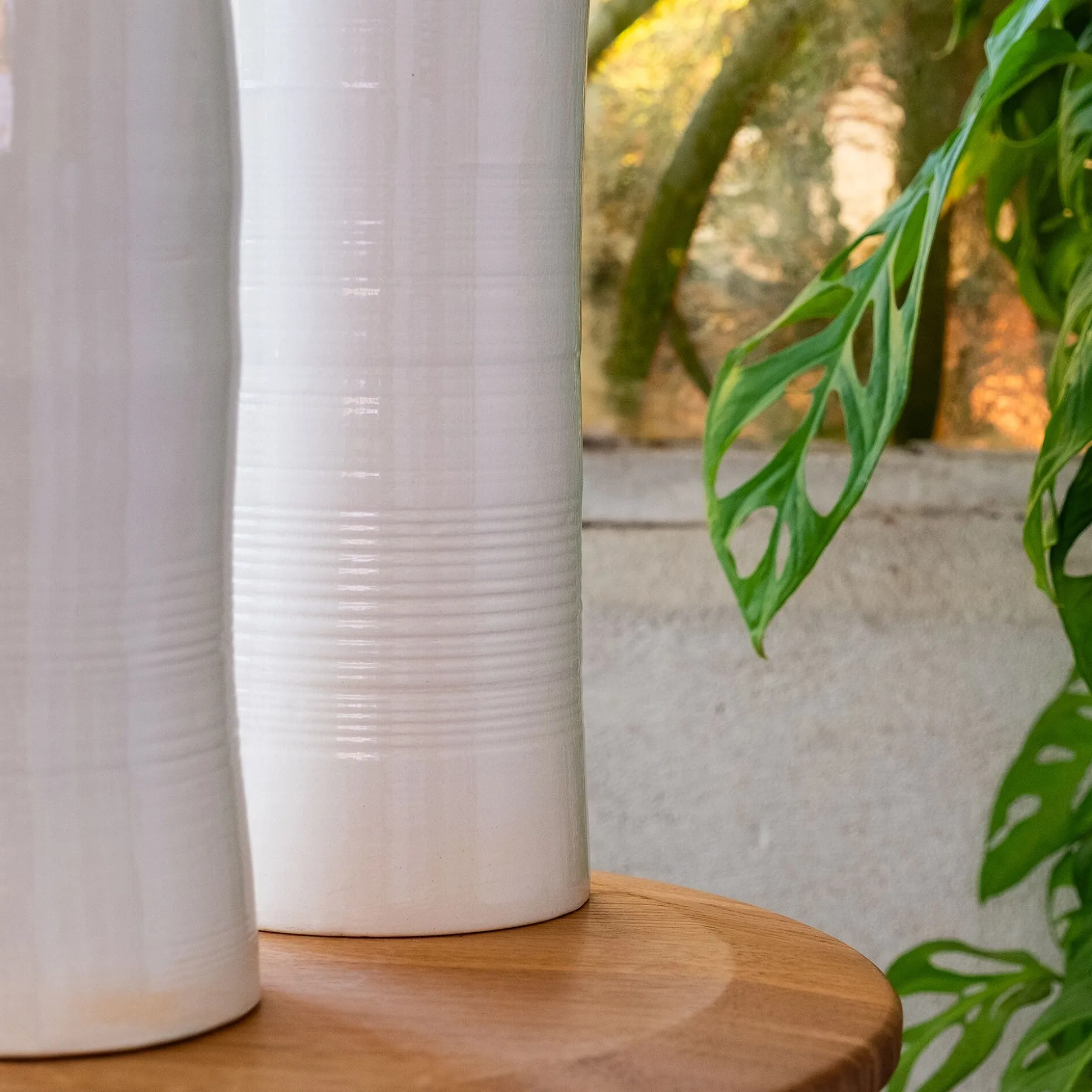 Vase bouteille en faïence H47,5cm - blanc