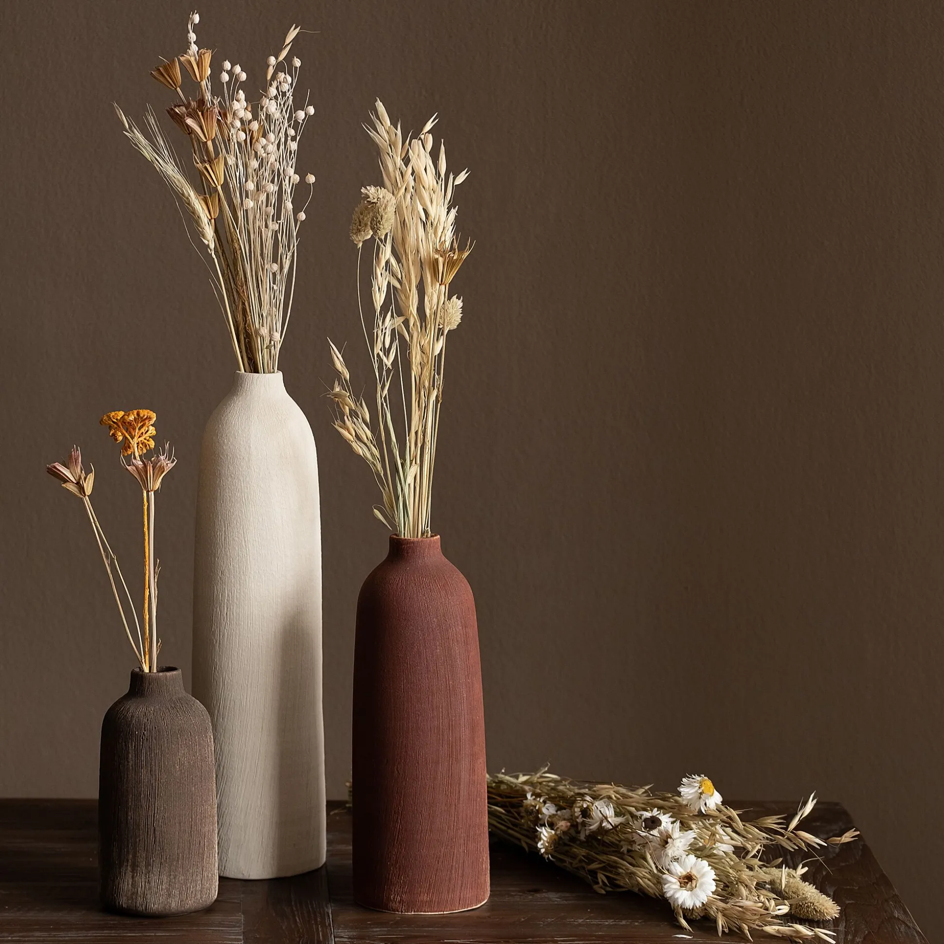 Vase bouteille en faïence H17,5cm - brun terre d'ombre